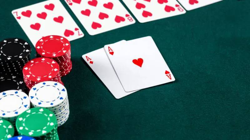 Khác với các trò chơi bài khác như Tiến lên hay Phỏm, Catte có cơ chế chơi độc đáo, nơi người chơi cần nắm bắt tâm lý đối thủ, kiểm soát bài và biết cách đánh đúng thời điểm. Tìm hiểu về bài Catte